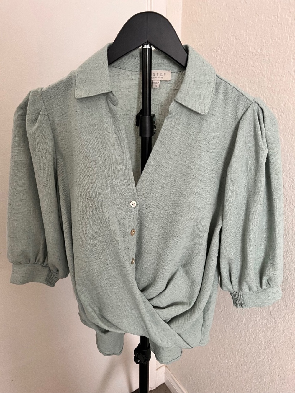 Status by Chenault Sage Linen BlendTwist Front Top | Size XS